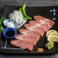 南青山の交差点を外苑西通り方面へ。表参道デートの締めくくりに、焼肉を堪能できる隠れ家的な一軒です。大通りから脇道を少し入ったところにある穴場感も魅力。和牛と国産マッコリとのマリアージュも楽しめます。