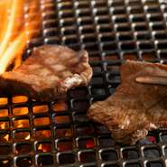 【焼肉 はなび】は完全禁煙。家族団らんやママ会で訪れるゲストが多いのも頷けます。肉の種類が豊富で、子ども用のドリンクが用意されているのもうれしいところ。世代を問わず楽しめる、居心地のよい焼肉店です。