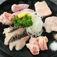 焼き物メニューの中でも、ホルモンの鮮度に自信あり。その日に仕入れたホルモンの中から、オススメ部位を選りすぐった『牛ホルモン盛り合わせ』は必食の価値あり。タレではなく塩で味わうスタイルにも注目です。