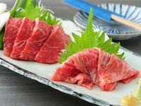 厳選された生の黒毛和牛を堪能する一品。融点の低い甘みのある脂が、舌の上でとろりと溶け出し、口いっぱいに肉の旨味が広がっていきます。新鮮かつ上質なので、その脂はサラリとしており、胃もたれしません。