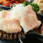 上質な牛の『シマチョウ』は店内でカット。食べやすさを考慮した隠し包丁も丁寧に入っています。脂をたっぷり纏ったシマチョウの甘さと旨みは、ホルモン好きのみならず、はじめて食べる方にもオススメです。