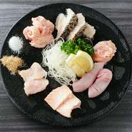 上質なホルモンを一皿で堪能できるお得なメニュー。部位ごとの旨みを引き出すような包丁の入れ方にもご注目。店内で切り分けたフレッシュなホルモンは、臭みがなく素材の旨みが口の中いっぱいに広がります。