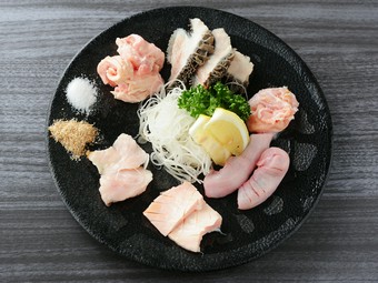 その日オススメのホルモンを7種類味わえる『ホルモン盛り合わせ』