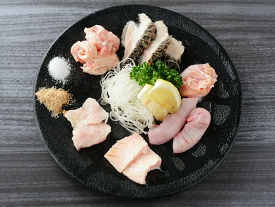 その日オススメのホルモンを7種類味わえる『ホルモン盛り合わせ』