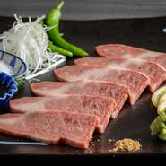 程よくサシの入った黒毛和牛を使用し、タレ焼きで提供。“その日一番”の部位を味わえる、【焼肉はなび】の王道メニューです。
タレ焼／塩焼＆山葵