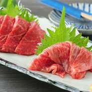 厳選された生の黒毛和牛を堪能する一品。融点の低い甘みのある脂が、舌の上でとろりと溶け出し、口いっぱいに肉の旨味が広がっていきます。新鮮かつ上質なので、その脂はサラリとしており、胃もたれしません。