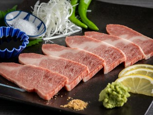 黒毛和牛の肉と脂の旨味がバランスよく味わえる『上カルビ』