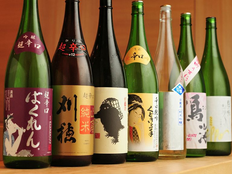 酒に精通する女将が吟味した、全国各地の多彩な美酒がズラリ