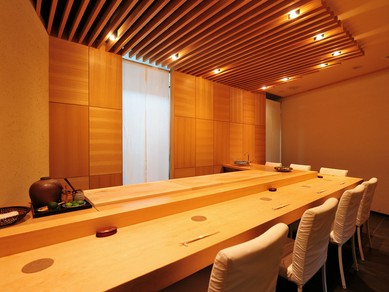 温もり感じるおもてなしと古典的な江戸前鮨に、笑みがこぼれる