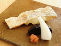 ある日は2kgオーバーの「太刀魚」を塩焼きで南高梅とともに。四季折々の旬魚そのものの味わいをシンプルに楽しむ一品。手間ひま惜しまぬ丁寧な仕込みで、素材ごとの良さを引き出す技が光ります。