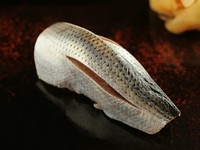 オボロをかませた古典的な江戸前鮨『小肌』