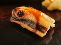 店主自ら市場で目利きした、“一番”の『穴子』