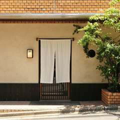 神楽坂の外れに凛と佇む、正統派江戸前鮨店