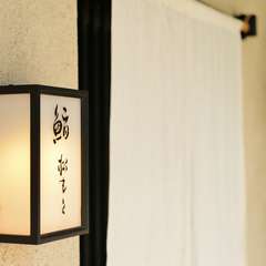 控えめな看板が隠れ家的な印象を与える
