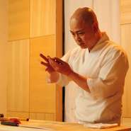 近年開店した鮨店には珍しい、古典的な江戸前にこだわる【鮨　松もと】。「温故知新の精神」を大切に、食材選びから仕込み、握り提供に至るまで、200年以上続く日本の食文化に令和風を加え、現代に伝えています。