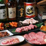 4名以上で利用するなら、飲み放題が付いたコース料理はいかがですか。予算や要望に合わせてコースを設定できるので、オリジナルのコースをつくることも可能。2日前までに予約が必要です。