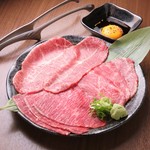 当店では、牛の赤身を薄切りにし、特製卵ダレにて、焼きしゃぶを楽しんで頂けます。わさび醤油もお勧め。焼きすぎ注意で、ございます。