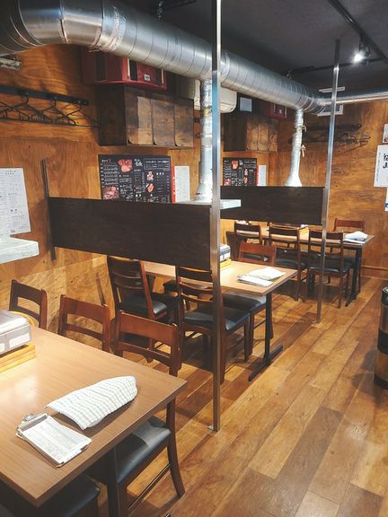 木がふんだんに使われた、印象的なデザインの店舗入り口