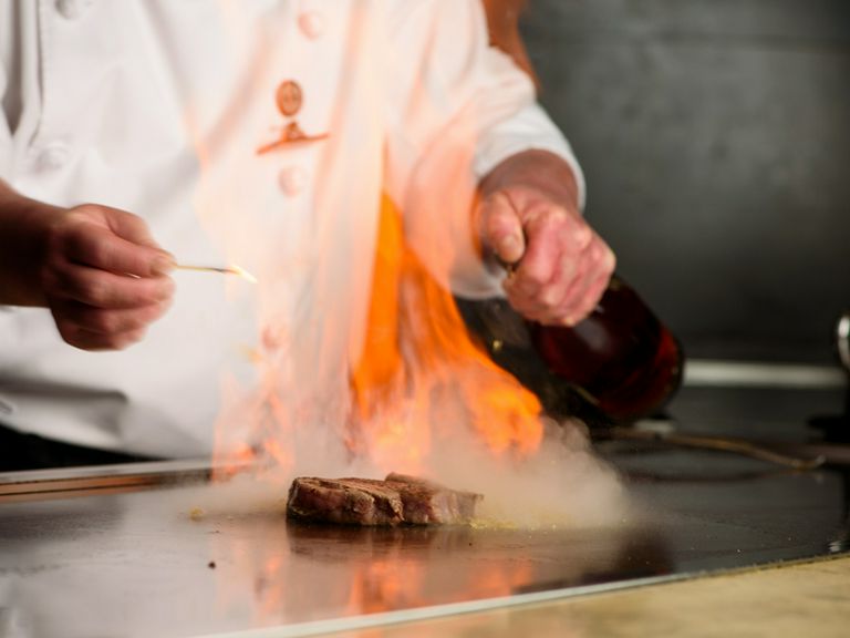 シェフと料理の会話を楽しむ。対面式の鉄板焼カウンター