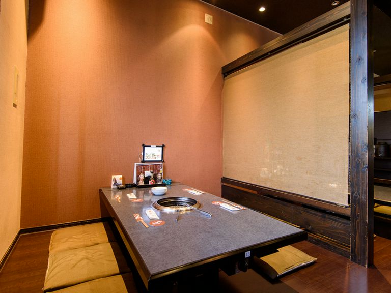 無煙ロースターで臭いの心配なし。半個室でゆったりデート