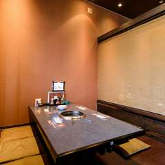 無煙ロースターで臭いの心配なし。半個室でゆったりデート