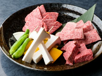 三種類の部位を食べ比べできる『牛屋3点盛り』