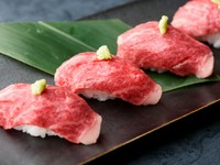 氷見牛の極上カルビを使用。軽く炙って握ってあり、とろけるような食感は、今まで経験したことがないほどです。口の中にひろがる氷見牛の香りと旨味がたまらない逸品です。

2貫　968円
5貫　2420円
