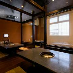 靴を脱いでゆったりとくつろげる小上がり席