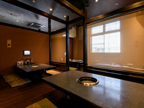 靴を脱いでゆったりとくつろげる小上がり席