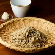 金沢ではまだ少ない『そば懐石』を披露。季節の日本料理を楽しんだ後、自家製粉の粗挽き・細打ちそばが出てくる趣向で、最後のそばに向けて組まれたコース構成が見事。懐石料理の新たな楽しみに出会えます。