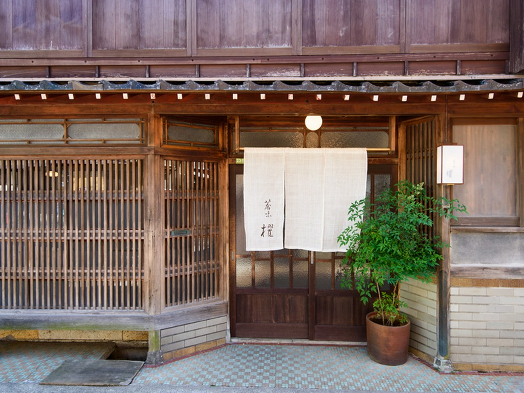 金沢の茶屋文化の面影のなか、ゆったりと季節の滋味に憩える