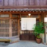 東茶屋街の落ち着いた一画に佇む店。大正初期建造の名建築・木造3階建ての1階を店舗に使用。往時の情緒が薫り、旅行時の食事処としても素敵です。九谷や唐津焼、アンティークのそば猪口など、器の趣きも格別。