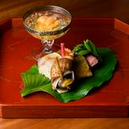 店名に冠した「蕎味」は、蕎麦と旬の味の両方を真心を込めて供したい、と付けたもの。そばの実は北陸産2種を使い、石臼の手挽きでその日に合う美味しさを追求。大人の二人にぜひ楽しんでいただきたい味わいです。