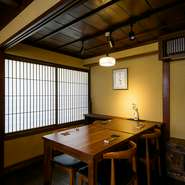 季節の皿を楽しみ、格別のそばを味わう『そば懐石』は、接待や会食シーンにも評判。テーブルをゆったり配しているので、会話もスムーズで和やかに。他県や海外の方をゆったりもてなす宴席にもぴったり。