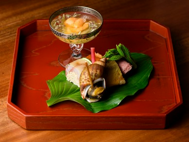 旬の地物食材を組み合わせ、そば前の山海の幸の一皿に『八寸』