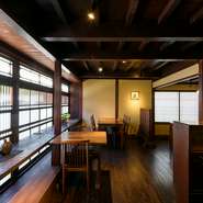 大正初期建造の町家を利用し、お席をゆったり配置。季節の滋味と自家製粉のそばで織りなす『そば懐石』をゆっくり味わいながら、金沢での格別の時間に憩えます。旅行時や他県の方を招く場としても格好の雰囲気です。