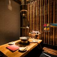 美味しいものを食べたいときや、特別な日のディナーに訪れたいお店。高品質な肉を味わうワンランク上のデートを満喫できます。パーテーションで仕切れば半個室にすることもでき、まったり過ごせるのも魅力。