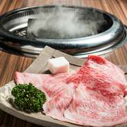 鹿児島産黒牛を、網焼きまたは鹿児島の桜島でとれた溶岩プレートで軽く炙って食べる焼きしゃぶ。おすすめは遠赤外線効果でより肉を柔らかく、ジューシーに味わえる溶岩焼きです。野菜の甘味も増し、抜群の美味しさ。