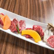 黒毛和牛の赤身のモモ肉、ヒレ肉、和牛のほほ肉、ハラミなど、いろいろな赤身肉を堪能できるセットメニュー。口の中に広がる極上の旨味に、思わず笑みがこぼれます。1～2人前の量なので、少人数でも気軽に注文可能。