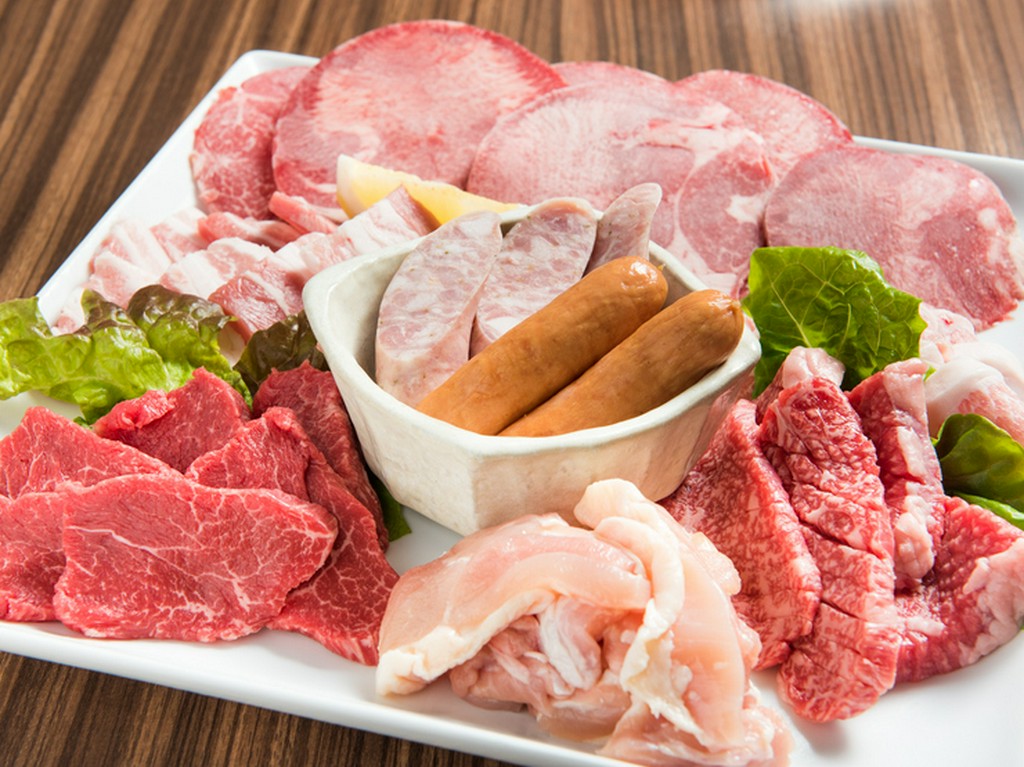 仲間や家族でワイワイ。贅沢な肉盛り『ファミリーセット（3～4人前）』