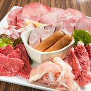 家族はもちろん、友人たちとシェアして食べられるセット。牛タン、味付け並カルビ、国産牛ヒレ、若鶏、豚トロ、豚バラなど、その時に一番美味しい肉を厳選し、提供してくれるので、さまざまな部位を堪能できます。