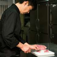 いつも笑顔で出迎えてくれる西氏。ゲストに心から楽しんでもらいたいという思いから、明るくアットホームな店づくりを意識しているそうです。美味しい肉と上質な空間で、とっておきのおもてなしをしてくれます。