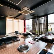 少人数から大人数まで、幅広い宴会に対応してくれる焼肉店。100分の飲み放題が付いたコース料理も充実しており、2名から予約可能です。食べたい人も飲みたい人も有意義なひとときを過ごせることでしょう。