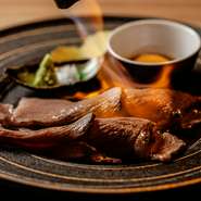 サーロインを寿司にし、
仕上げにお客様の目の前で
炙りあげます。
発酵熟成をかけた肉の旨味を
塩と卵黄出汁と共にお召し上がりを。