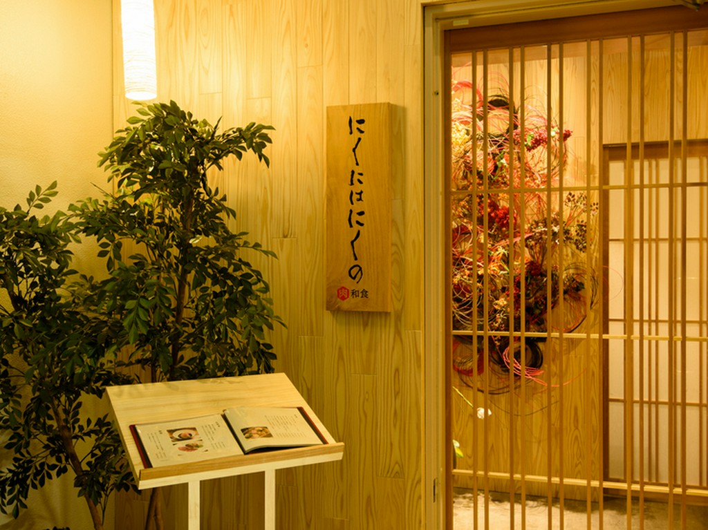 片町のメイン通り沿いにあるビル2階。隠れ家のような佇まい