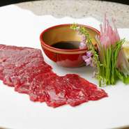 熊本県から直接仕入れているというロース馬刺し。赤身の中でも肉質が良く、柔らかな食感が特徴の部位です。甘味も強く、鉄分が豊富に含まれており、女性に人気があります。日本酒と相性が良く、酒肴におすすめです。