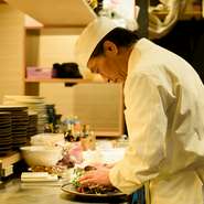 和を基調とし、内装から器まで、統一感のある洗練された店づくりを意識していると語る村田氏。ゲストにゆったり食事を楽しんでもらえるようにと、落ち着いた上質な空間を提供してくれます。
