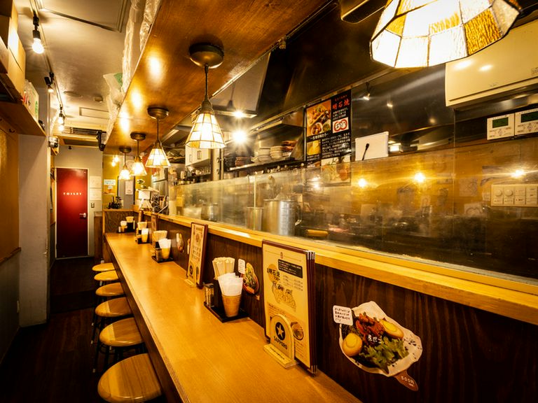 料理人と最も距離の近い、カウンター席で充実した時間を