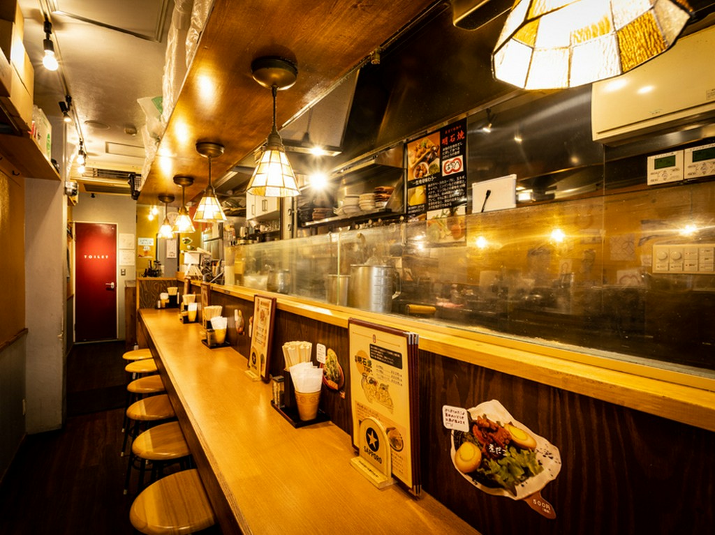 料理人と最も距離の近い、カウンター席で充実した時間を