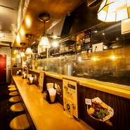 目の前で広がる、熱い鉄板の上で生地が沸々と焼けていく音や、ソースのこうばしい香り、鉄板とヘラが触れ合う金属音。様々な音と香りが入り乱れ、美味しい時間が生まれていくのをリアルタイムで見ることができます。